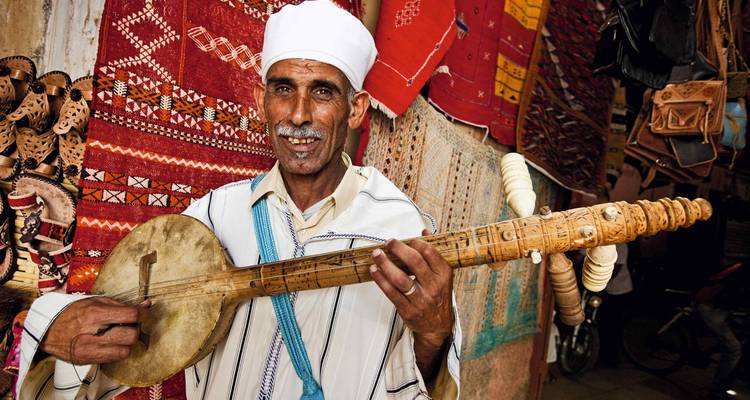 Muzikant met traditioneel Marokkaans instrument.