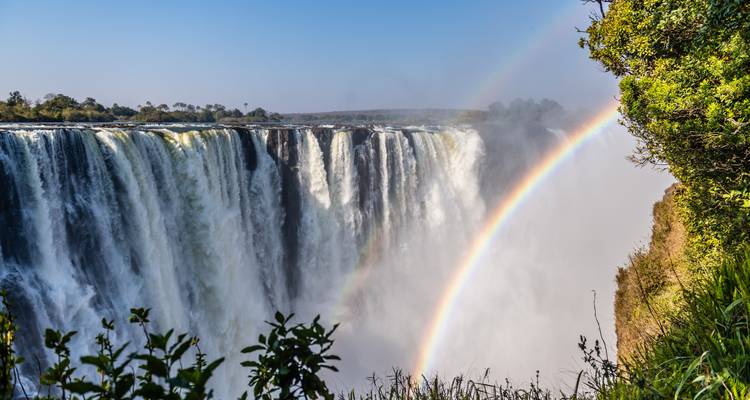 Las Cataratas Victoria con un arcoíris sobre las cascadas.