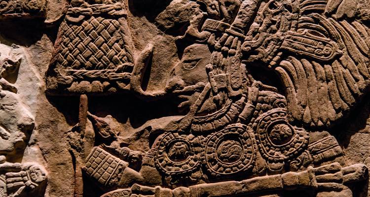 Detaillierte Maya-Steinreliefschnitzerei, die eine antike Kriegerfigur darstellt