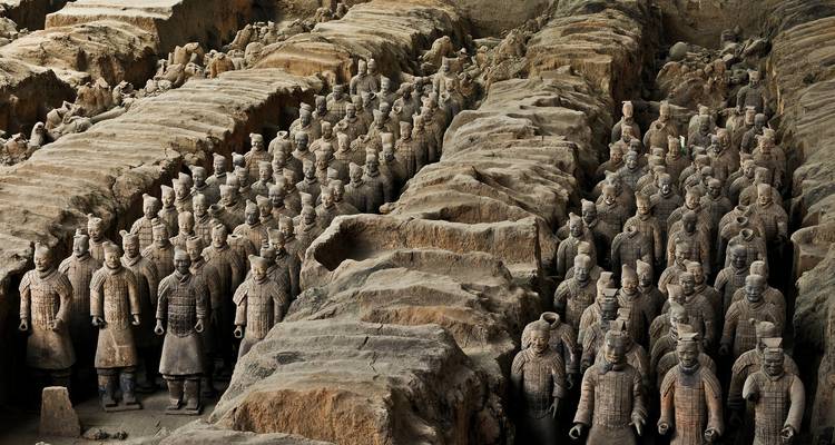 Terracotta Leger in Xi'an, China, met rijen van levensgrote soldaten.
