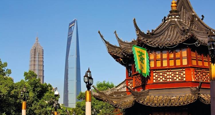 Moderner Wolkenkratzer im Kontrast zu traditioneller chinesischer Pagode.