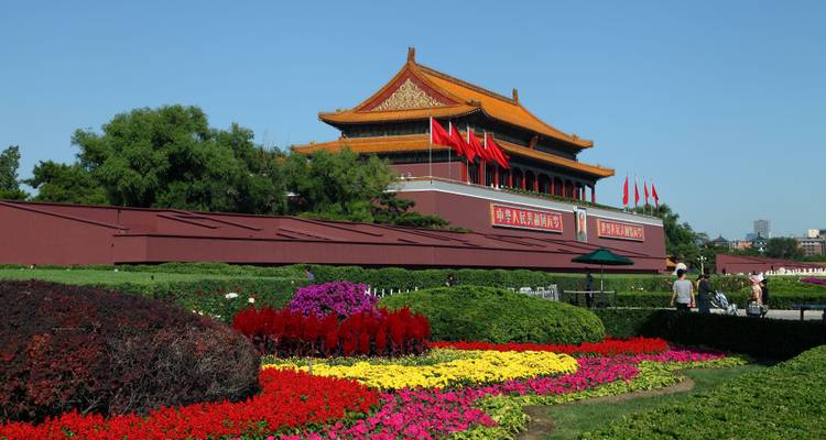 Tiananmen-Platz mit bunten Blumen und Menschen.