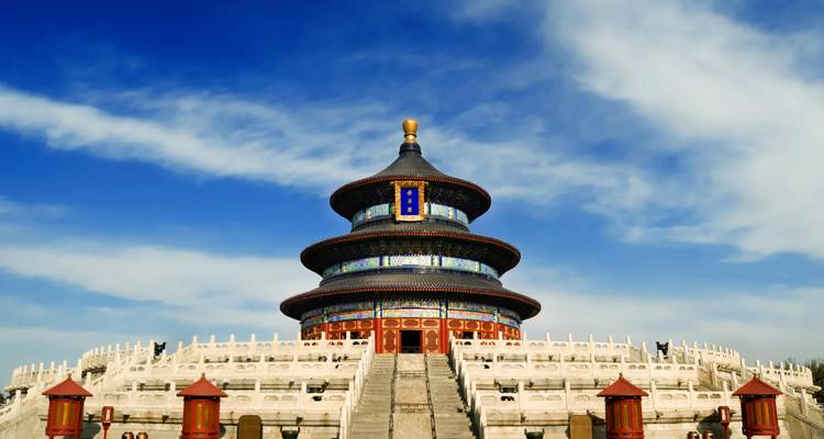 Himmelstempel mit tiefblauem Himmel.