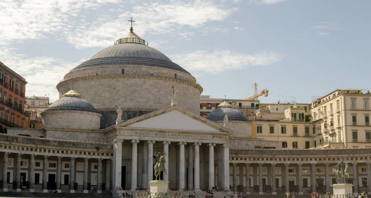 Grande basilique néoclassique de San Francesco di Paola surplombant la Piazza del Plebiscito à Naples.