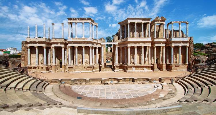 Gut erhaltenes römisches Theater von Merida mit gestaffelten Sitzplätzen und imposanter Bühnendekoration
