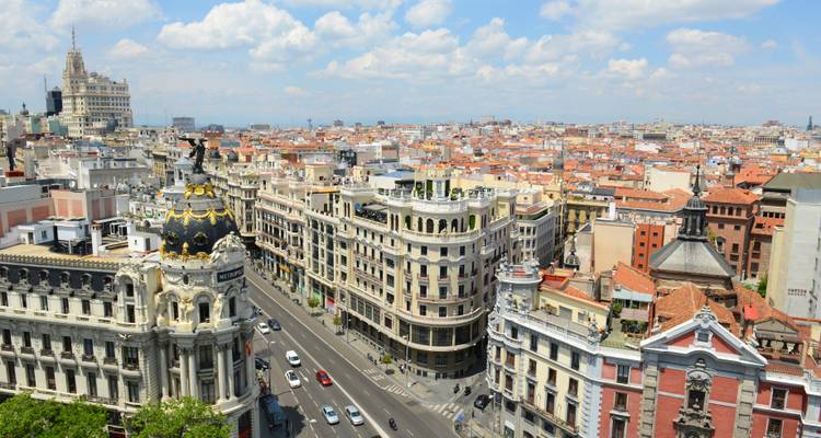 Luftaufnahme der Madrider Stadtlandschaft mit der Gran Vía und dem kunstvoll verzierten Metropolis-Gebäude