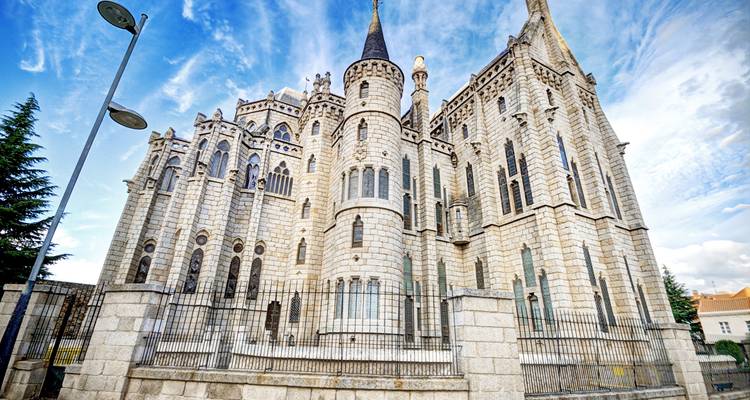 Der neugotische Bischofspalast von Astorga erhebt sich in hellem Stein gegen einen blauen Himmel
