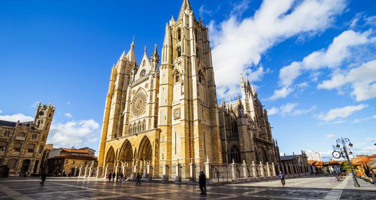 De majestueuze gotische kathedraal van León domineert een zonnig plein met heldere blauwe lucht