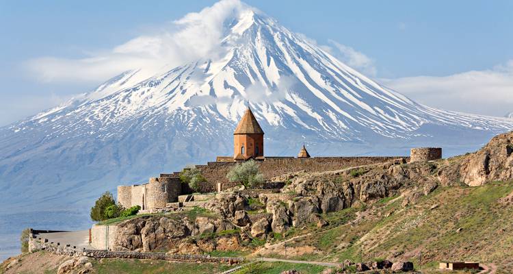 Kloster Khor Virap, das auf Felsen vor dem majestätischen schneebedeckten Berg Ararat im hellen Tageslicht thront.