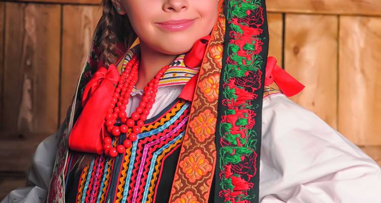 Jeune personne en costume traditionnel polonais coloré.