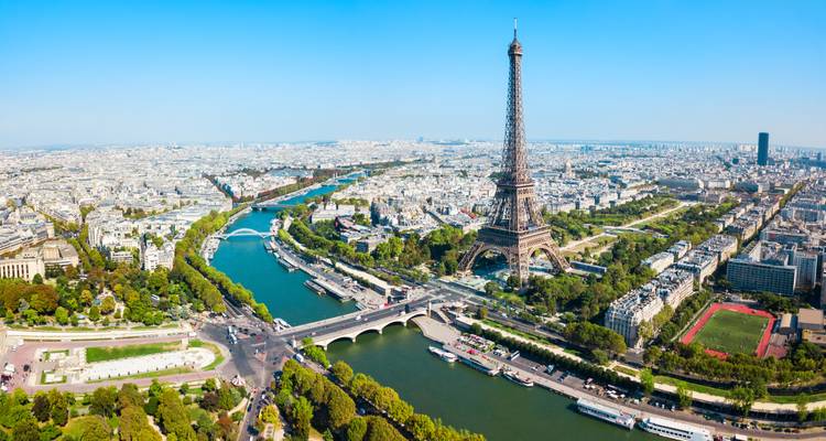 Panorama-Luftaufnahme von Paris mit dem Eiffelturm und der sich windenden Seine an einem wolkenlosen Tag.