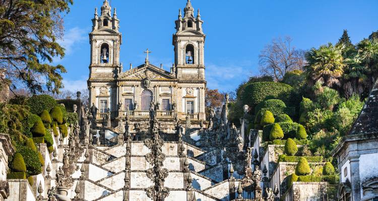 Église baroque majestueuse de Bom Jesus do Monte dominant son spectaculaire escalier en zigzag au milieu de jardins paysagés