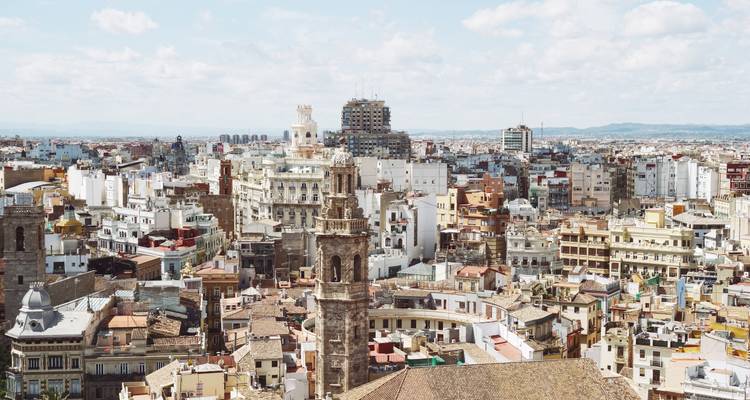 Vue aérienne du paysage urbain de Valence avec des bâtiments historiques.
