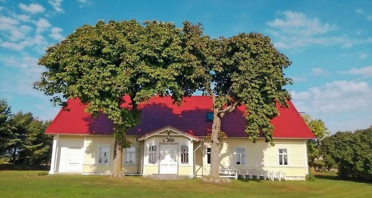 Traditioneel houten huis omgeven door bomen