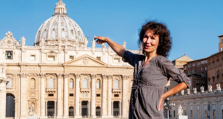 Femme posant avec la basilique Saint-Pierre en arrière-plan