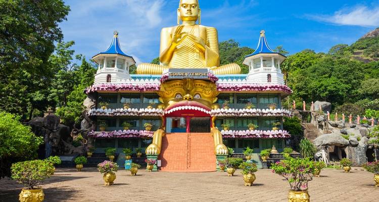 Goldener Tempel in Dambulla mit großer goldener Buddha-Statue.