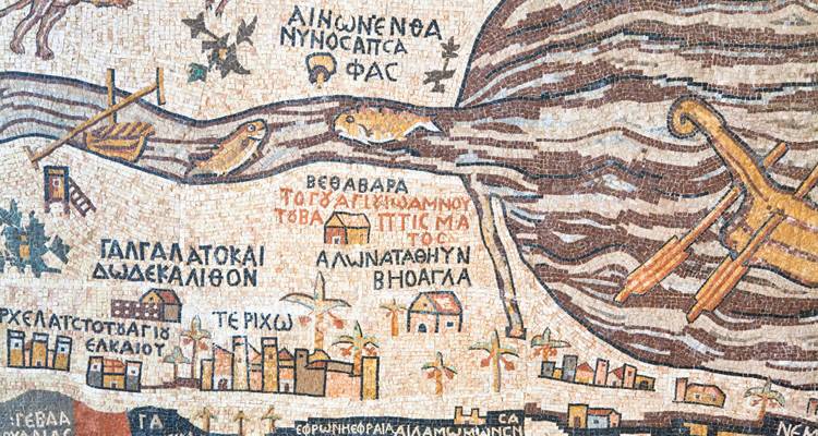 Nahaufnahme der berühmten Madaba-Mosaikkarte mit griechischen Inschriften und stilisiertem Fluss und Fisch.
