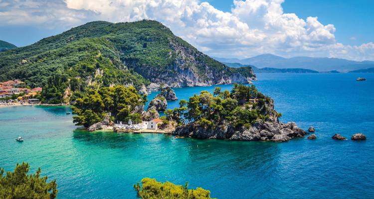Eine wunderschöne Küstenlandschaft mit türkisem Wasser und üppigem Grün.