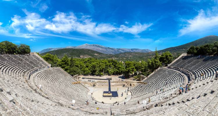 Gut erhaltenes antikes Amphitheater von Epidaurus, umgeben von Pinien und Bergen.