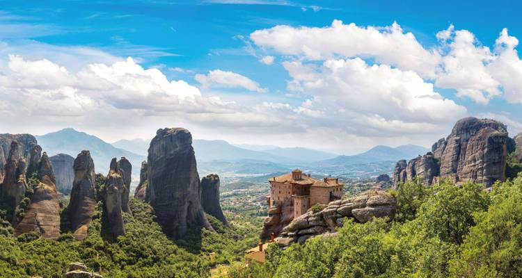 Panoramablick auf Meteora mit Felsformationen und Klöstern.
