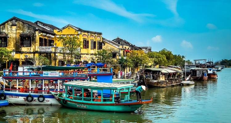 Bunte Boote liegen am Fluss in der antiken Stadt Hoi An vor Anker.
