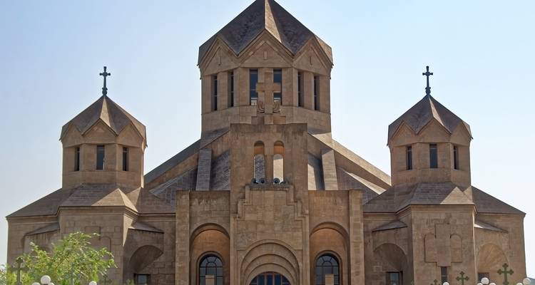Eine armenische Kirche mit drei Kuppeln.
