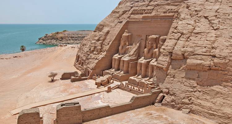 Abu Simbel tempels bij het water.