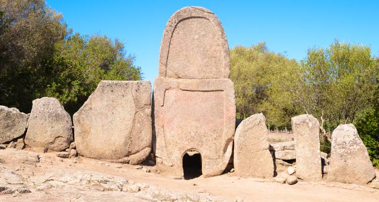 Prehistorische granieten megaliethische grafstombe bekend als een 'Grafstombe van Reuzen' gelegen in mediterrane struikgewas