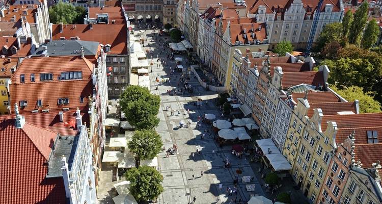 Luftaufnahme eines Platzes, umgeben von bunten Gebäuden.