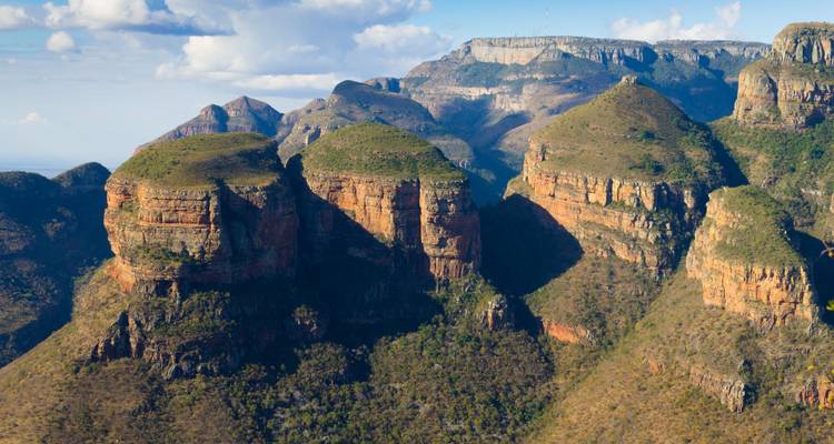 Drei Rondavels Felsformation in einem üppigen Tal.