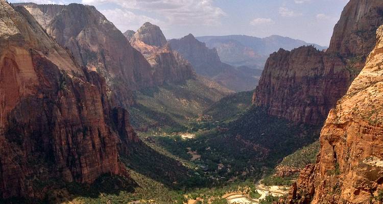 Gran cañón con valle verde abajo.