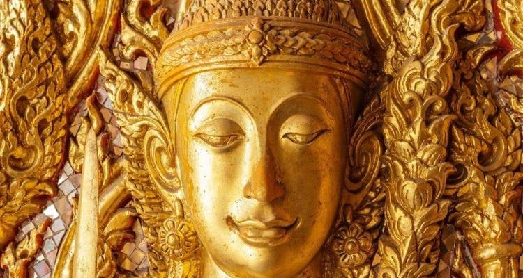 Goldene Skulptur mit kunstvollen dekorativen Details.