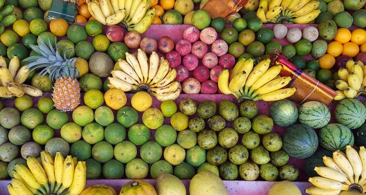 Een kleurrijke verscheidenheid aan verse vruchten uitgestald op een markt.