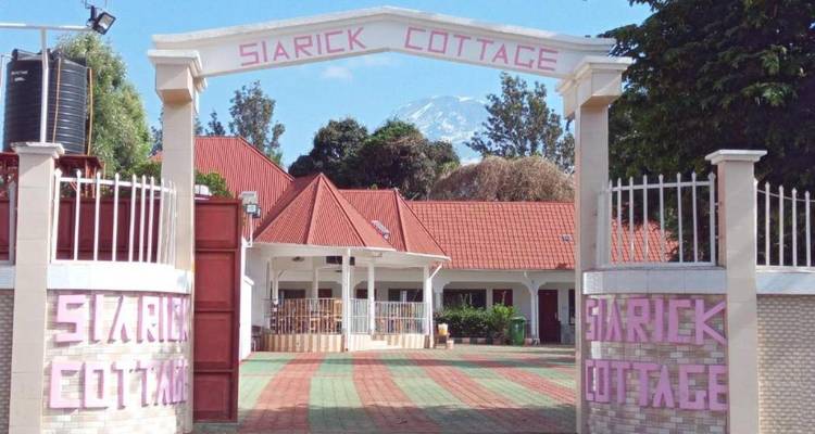 Entrée du Cottage Siarick avec les montagnes en arrière-plan.