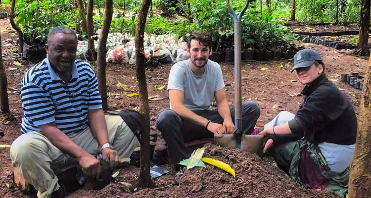 Trois personnes assises dans un espace de plantation de jardin.