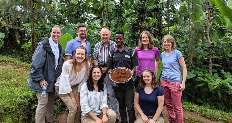 Groupe de personnes posant dans un cadre de jardin.