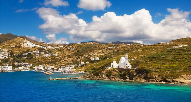 Schilderachtig kustgezicht met huizen en blauwe zee.