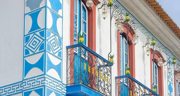Strahlend bemalte Kolonialf assade mit blauen geometrischen Mustern und verziertem Balkonwerk in Paraty