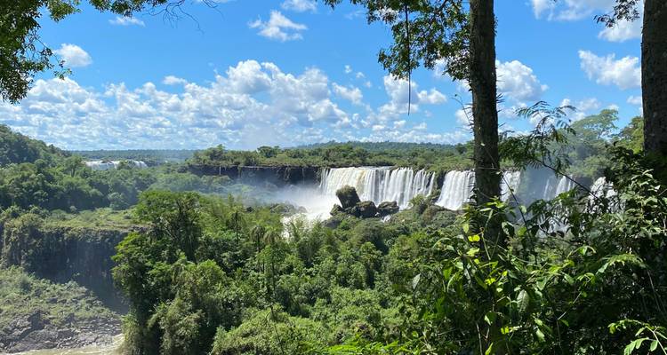 La forêt tropicale luxuriante encadre les multiples niveaux des chutes d'Iguazu se précipitant dans une gorge brumeuse.