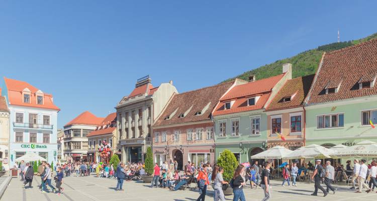Lebhafter Fußgängerplatz mit bunten Gebäuden.