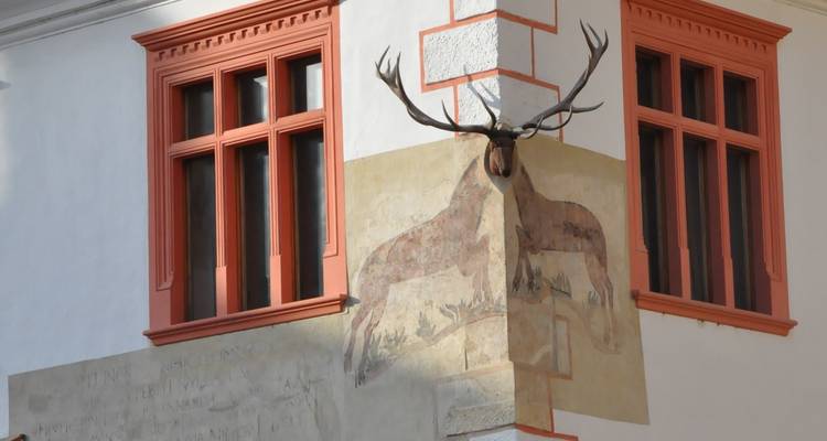 Dekorative Gebäudeecke mit Geweih.