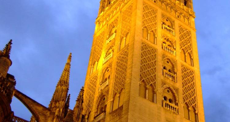 Tour illuminée avec un ciel bleu paon en arrière-plan.
