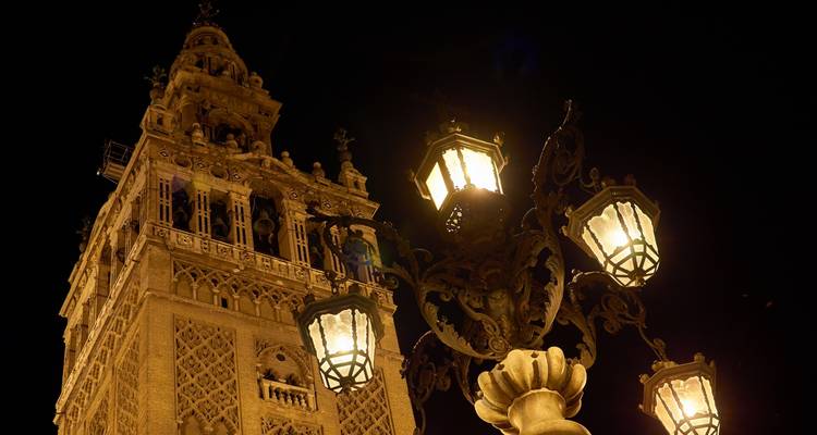 Lampadaires devant la tour Giralda la nuit.