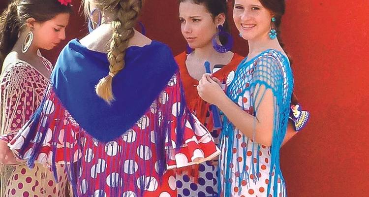 Groupe de femmes en robes colorées à pois.