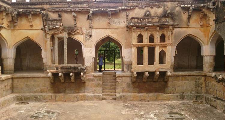 Innenansicht einer antiken Struktur mit einer Person, die im Torbogen sichtbar ist.