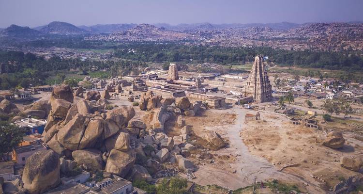 Luftaufnahme eines Tempelkomplexes und einer felsigen Landschaft.
