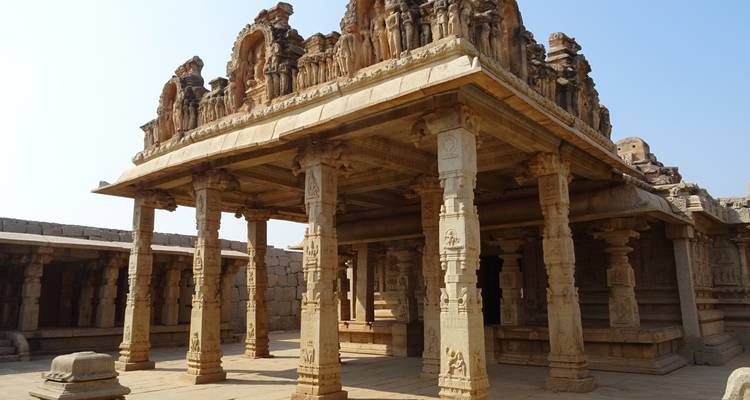 Alter Steintempel mit detaillierten Schnitzereien.