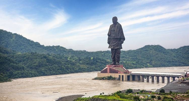 Massive Skulptur von Sardar Vallabhbhai Patel, bekannt als die Statue der Einheit, an einem Flussufer.
