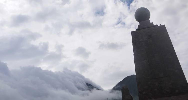 Monument tegen een bewolkte hemel.