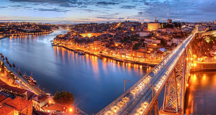 Panorama du soir de Porto avec le pont Dom Luís I illuminé enjambant le fleuve Douro.